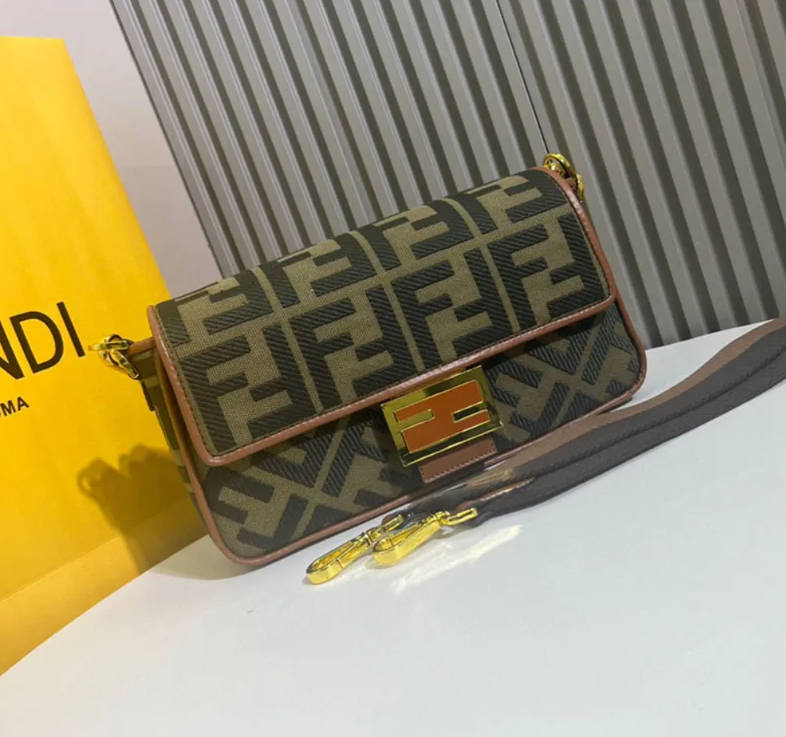 FENDI Classic Baguette