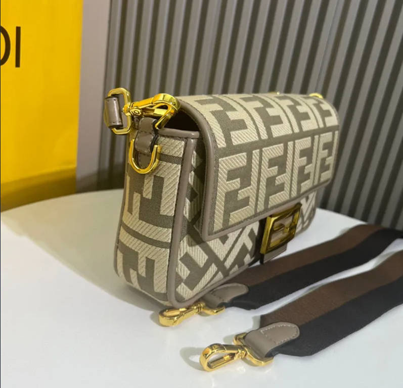 FENDI Classic Baguette