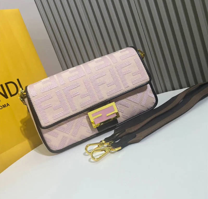 FENDI Classic Baguette