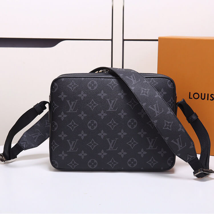 LV Outdoor Messenger M30233