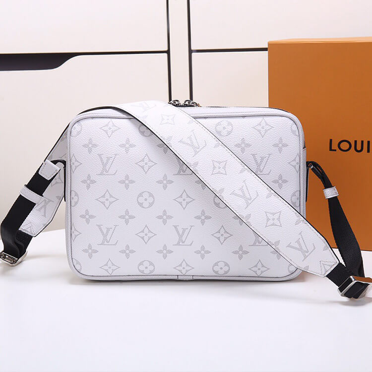 LV Outdoor Messenger M30243