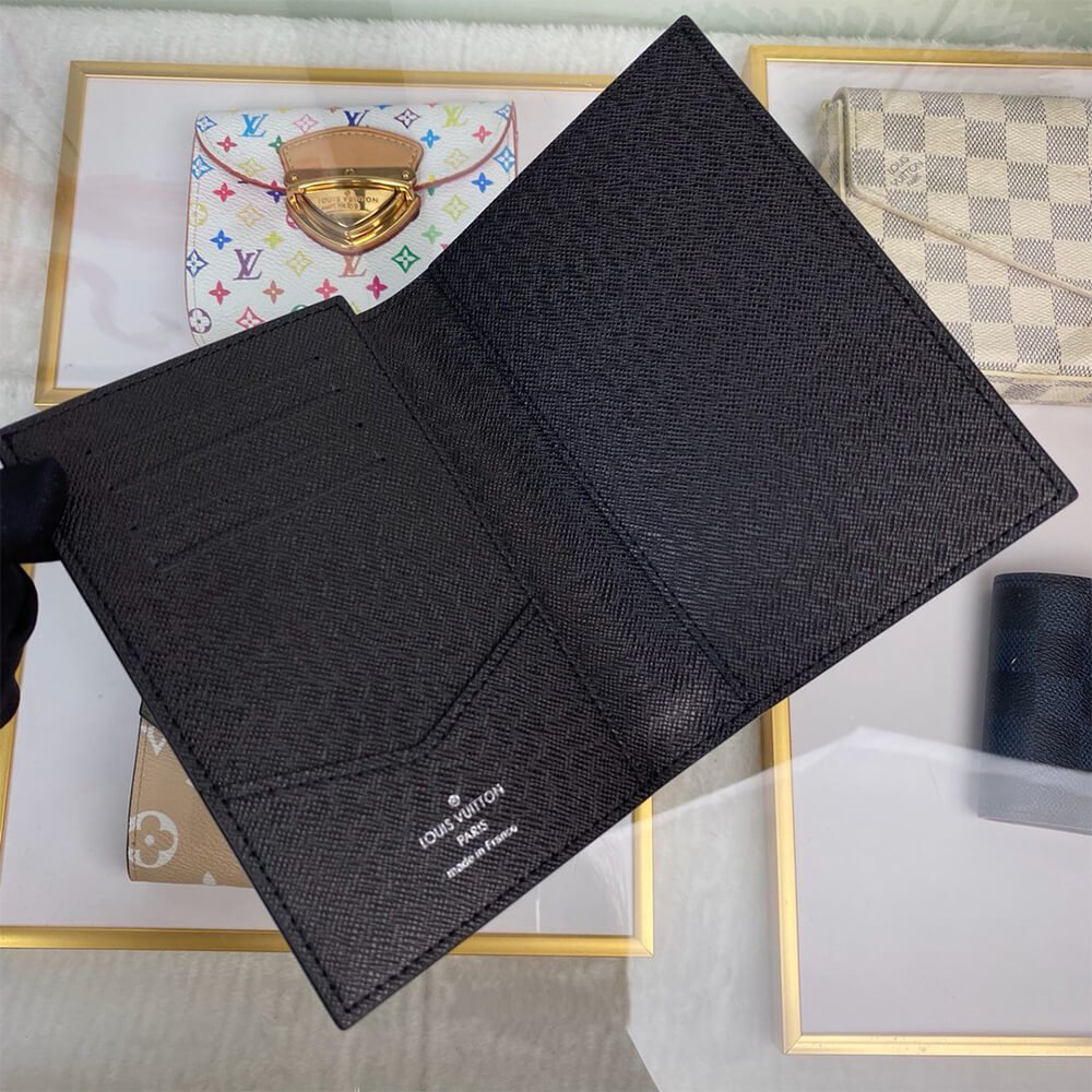 LV PASSPORT COVER 