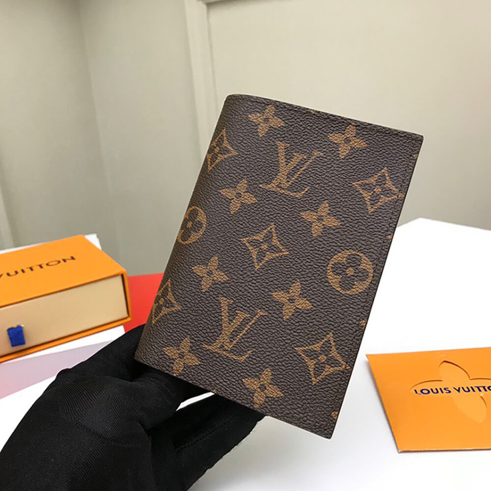 LV PASSPORT COVER 