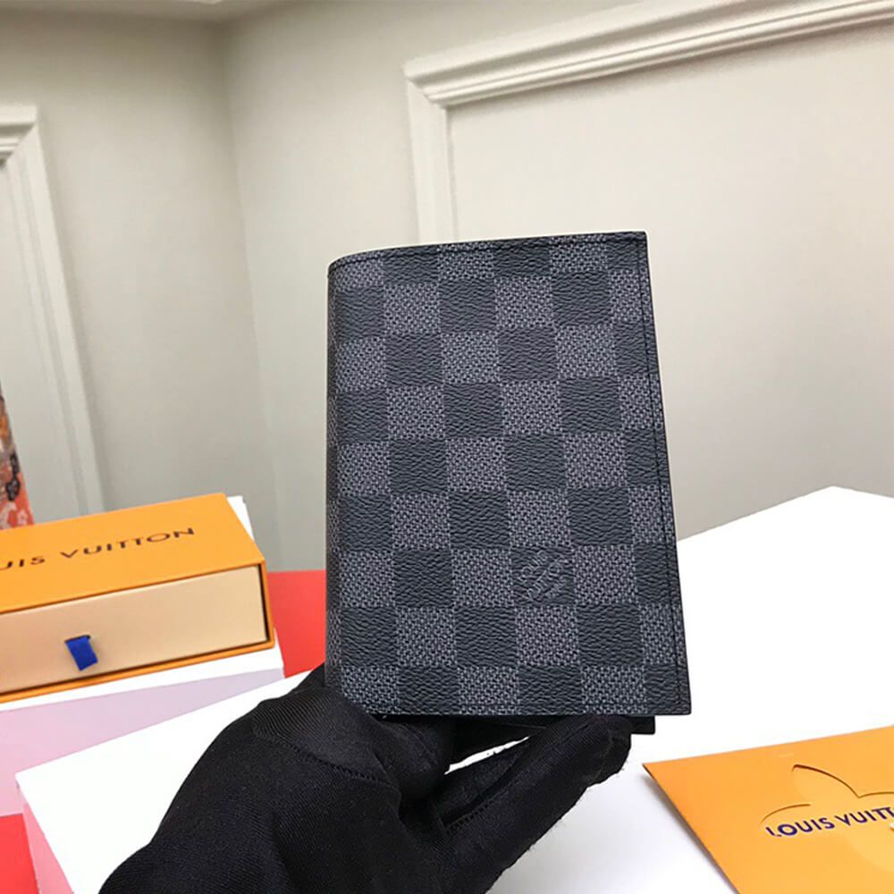 LV PASSPORT COVER 